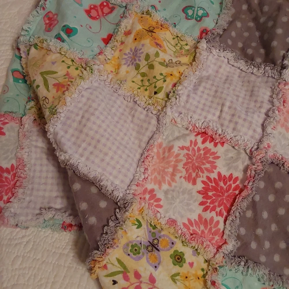 🌺 Vintage Hand Crafted Patchwork Baby Quilt